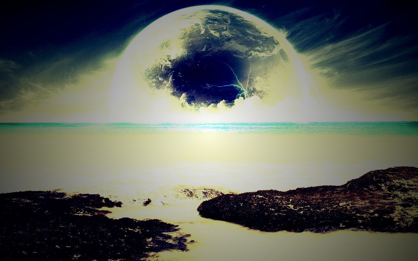 Огромная луна над океаном обои