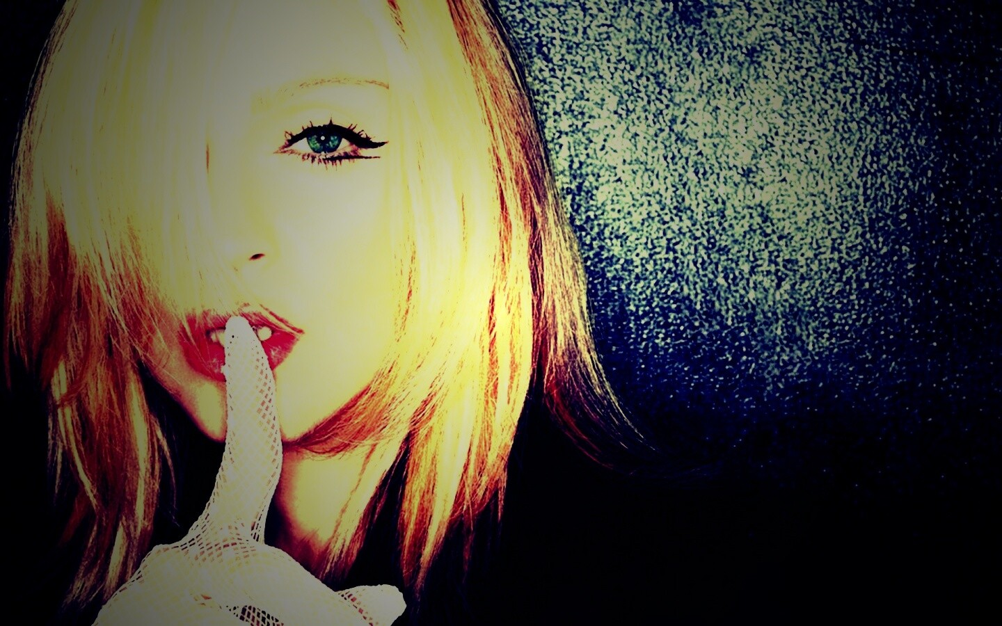 Мадонна прикладывает палец к губам обои