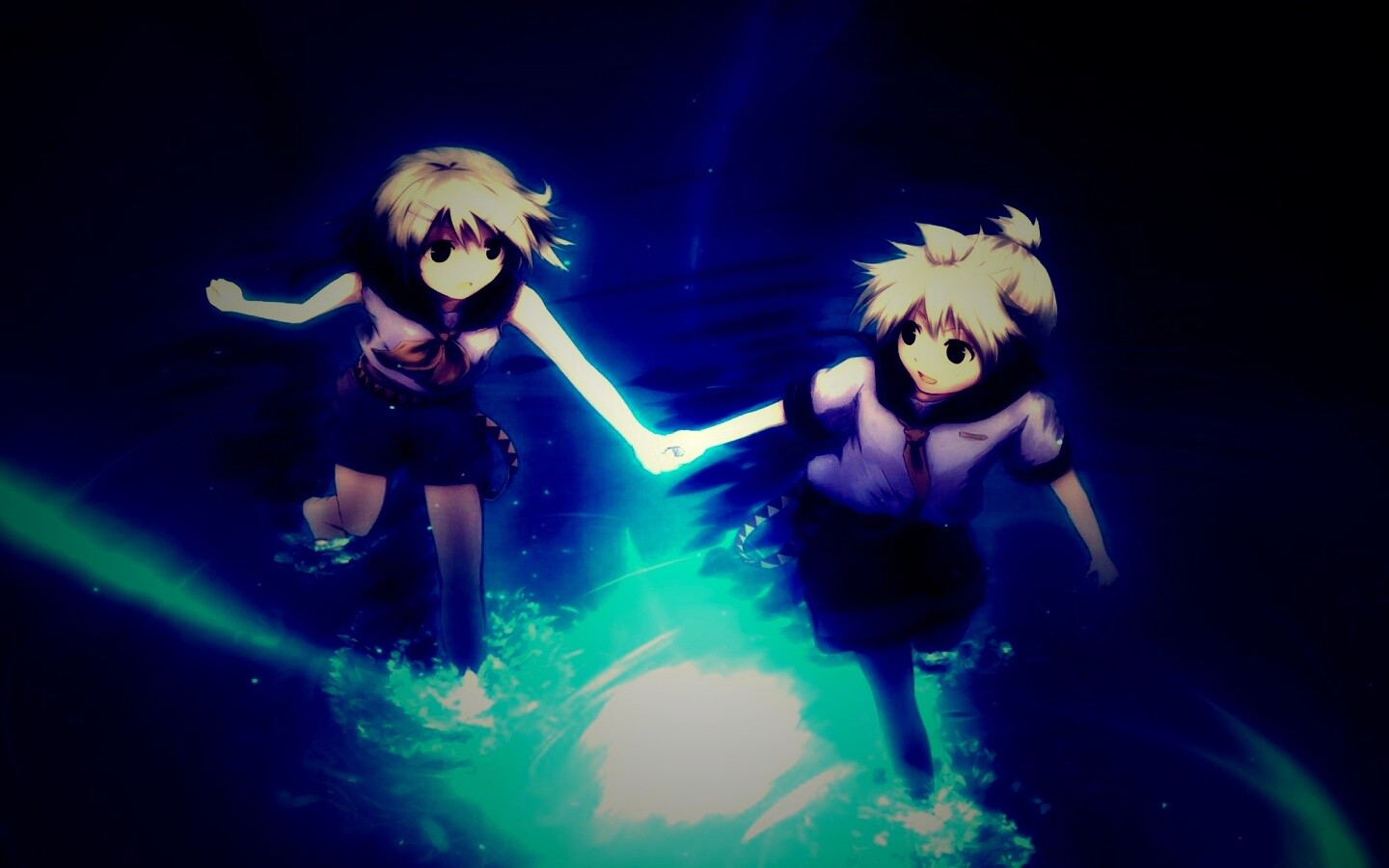 Девочки бегут по воде обои