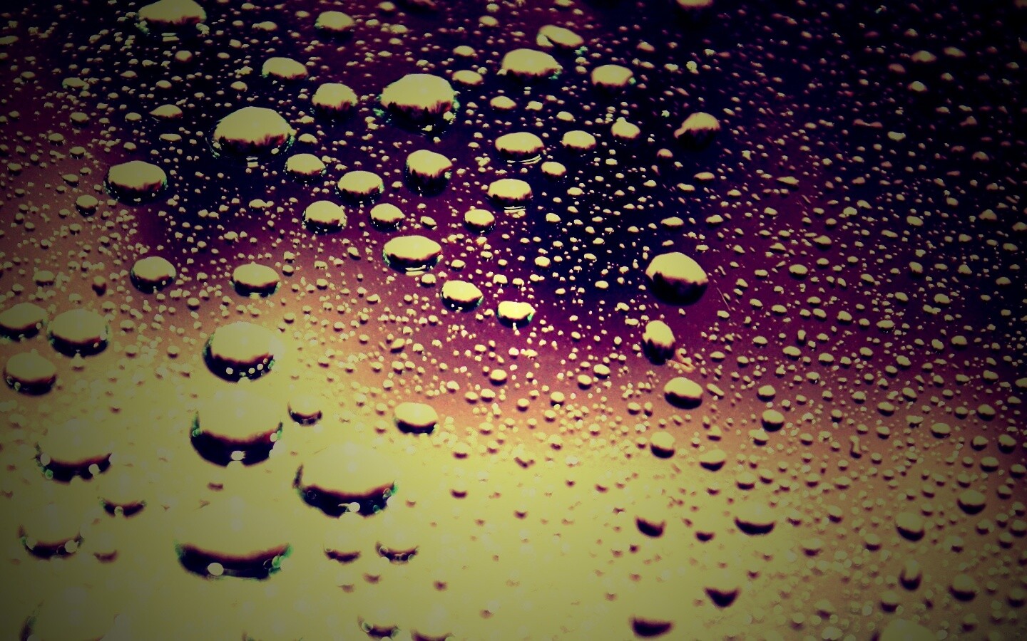 Капли воды на поверхности стекла обои