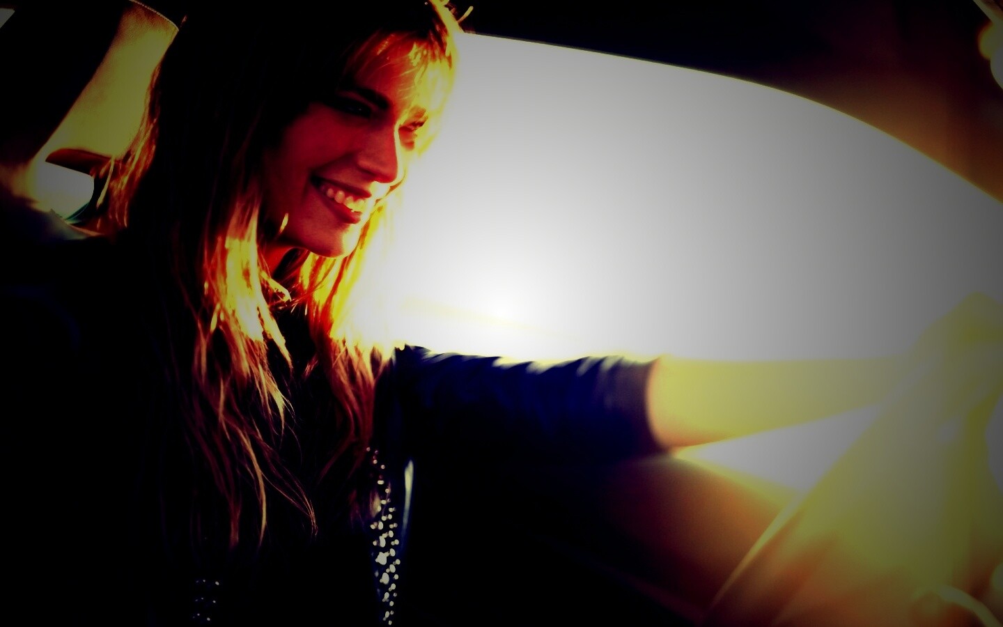 Девушка за рулем автомобиля обои