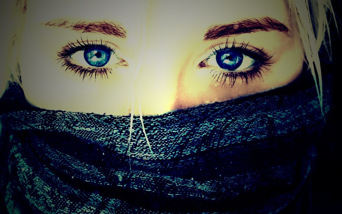 Блондинка с шарфом на лице обои