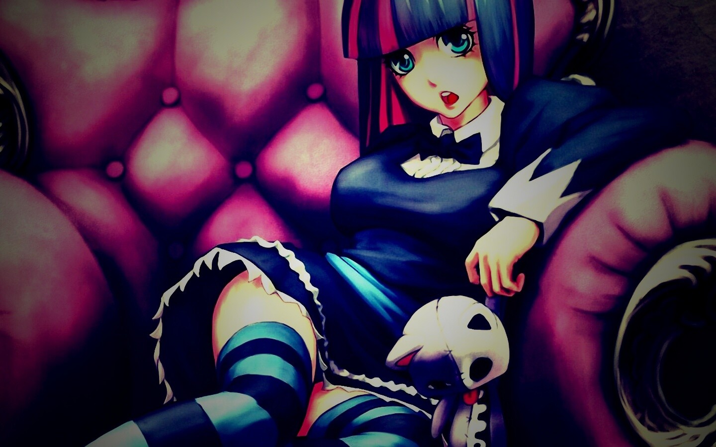 Девочка с куклой котенка обои