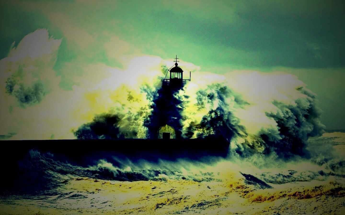 Маяк в шторм обои