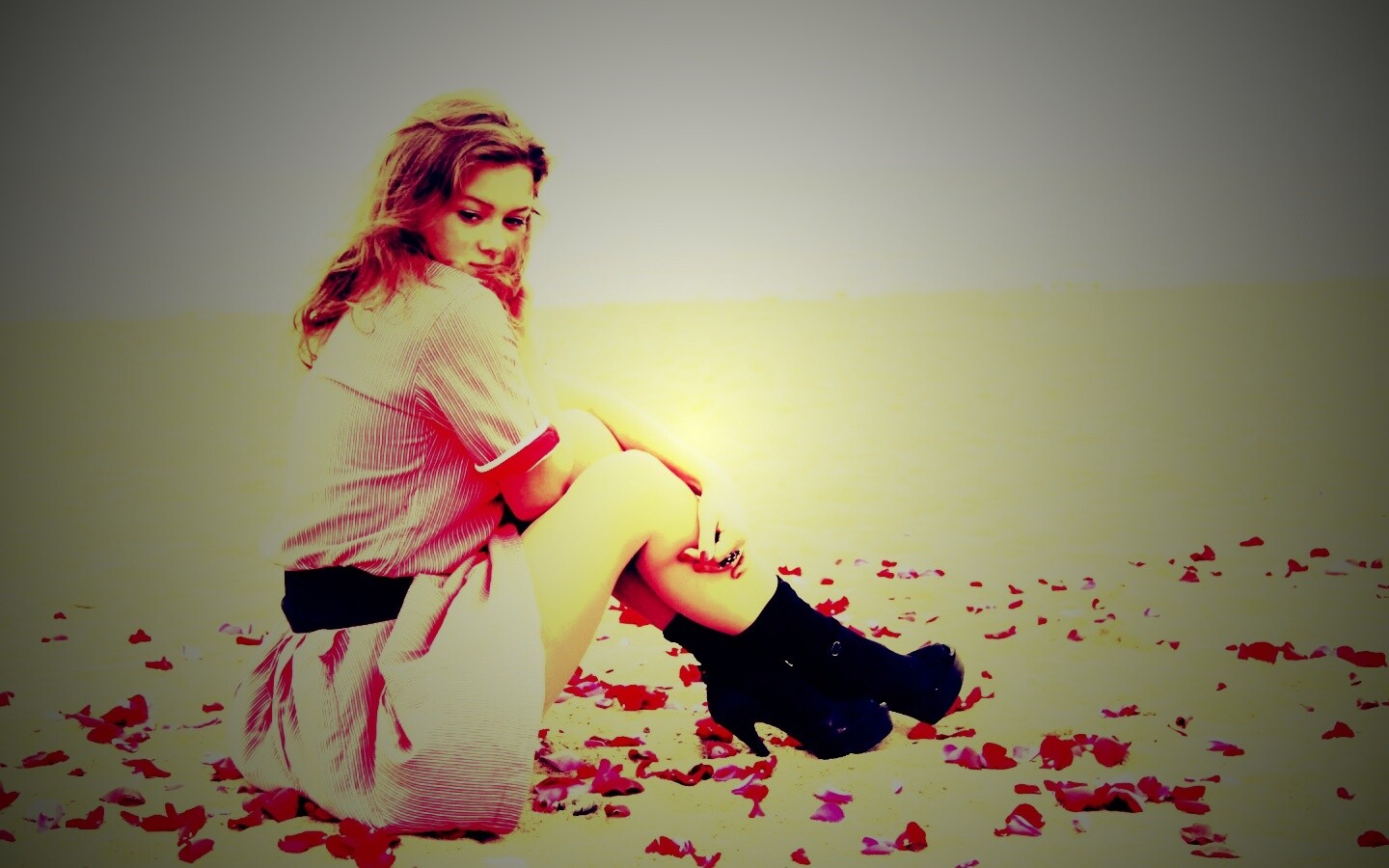 Девушка среди лепестков на пляже обои