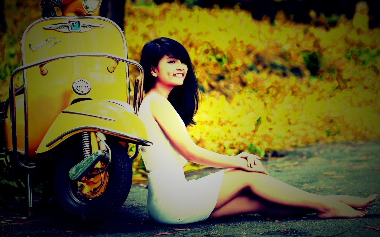 Девушка и мопед обои