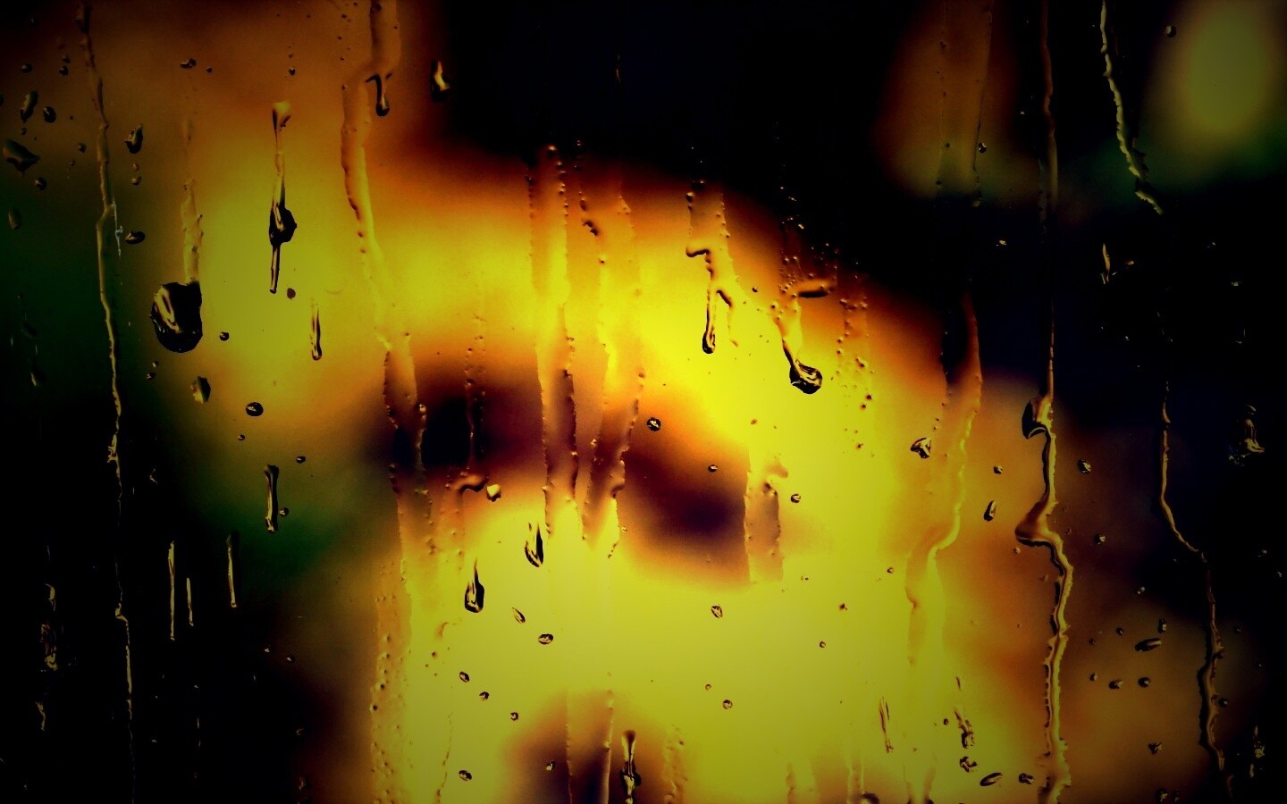 Текущая по стеклу вода обои