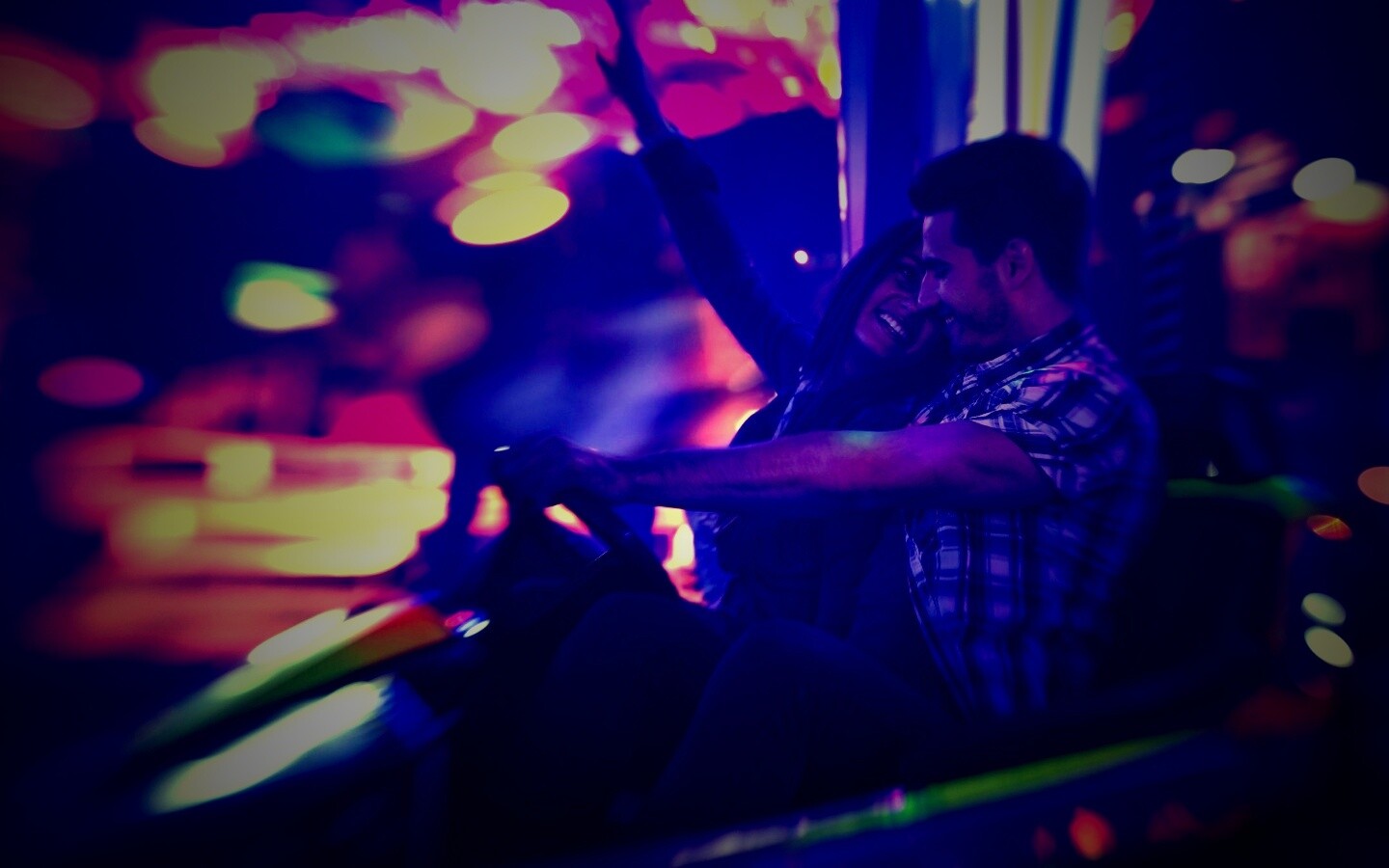 Счастливая пара на аттракционах обои