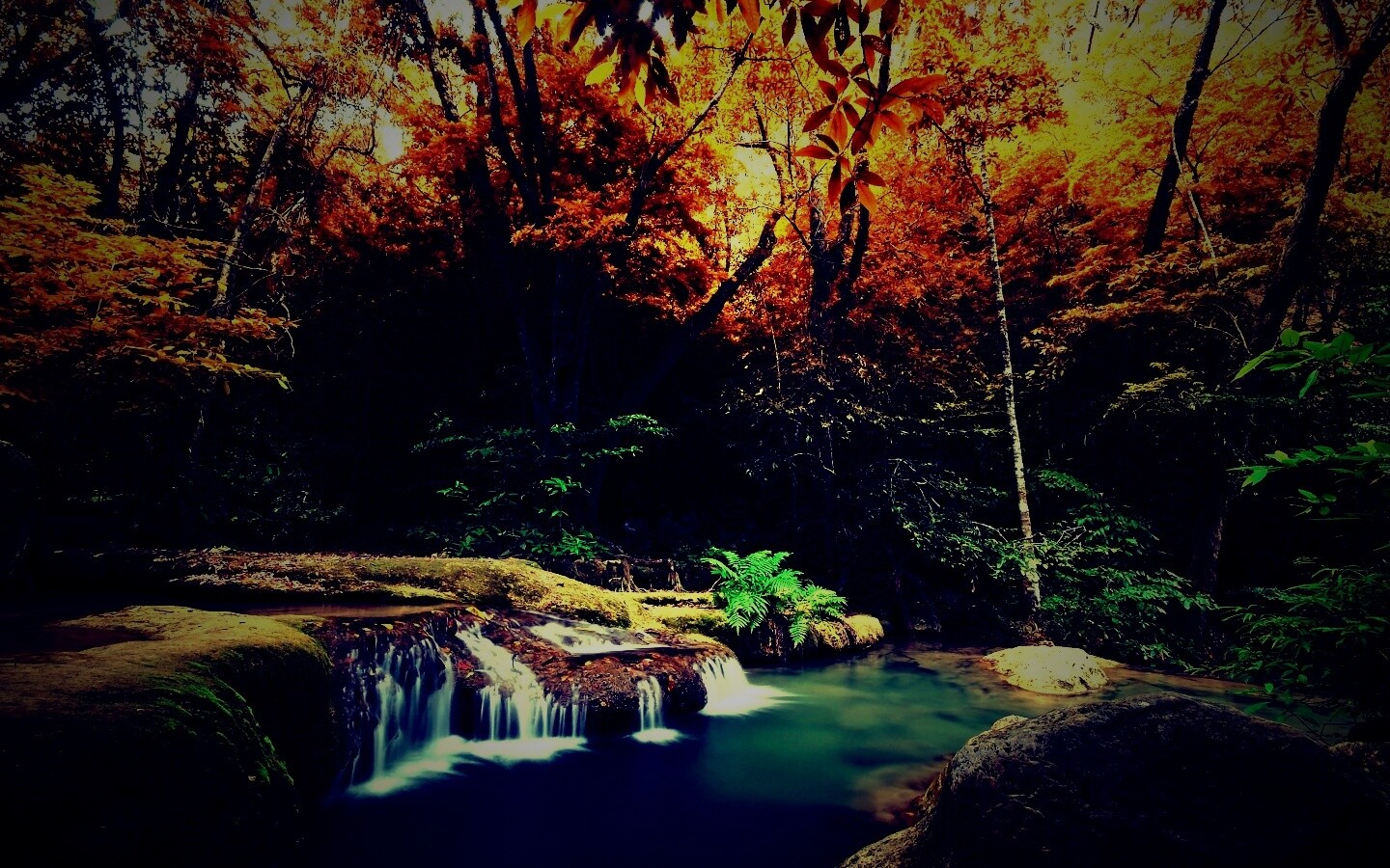 Водопадик в осеннем лесу обои