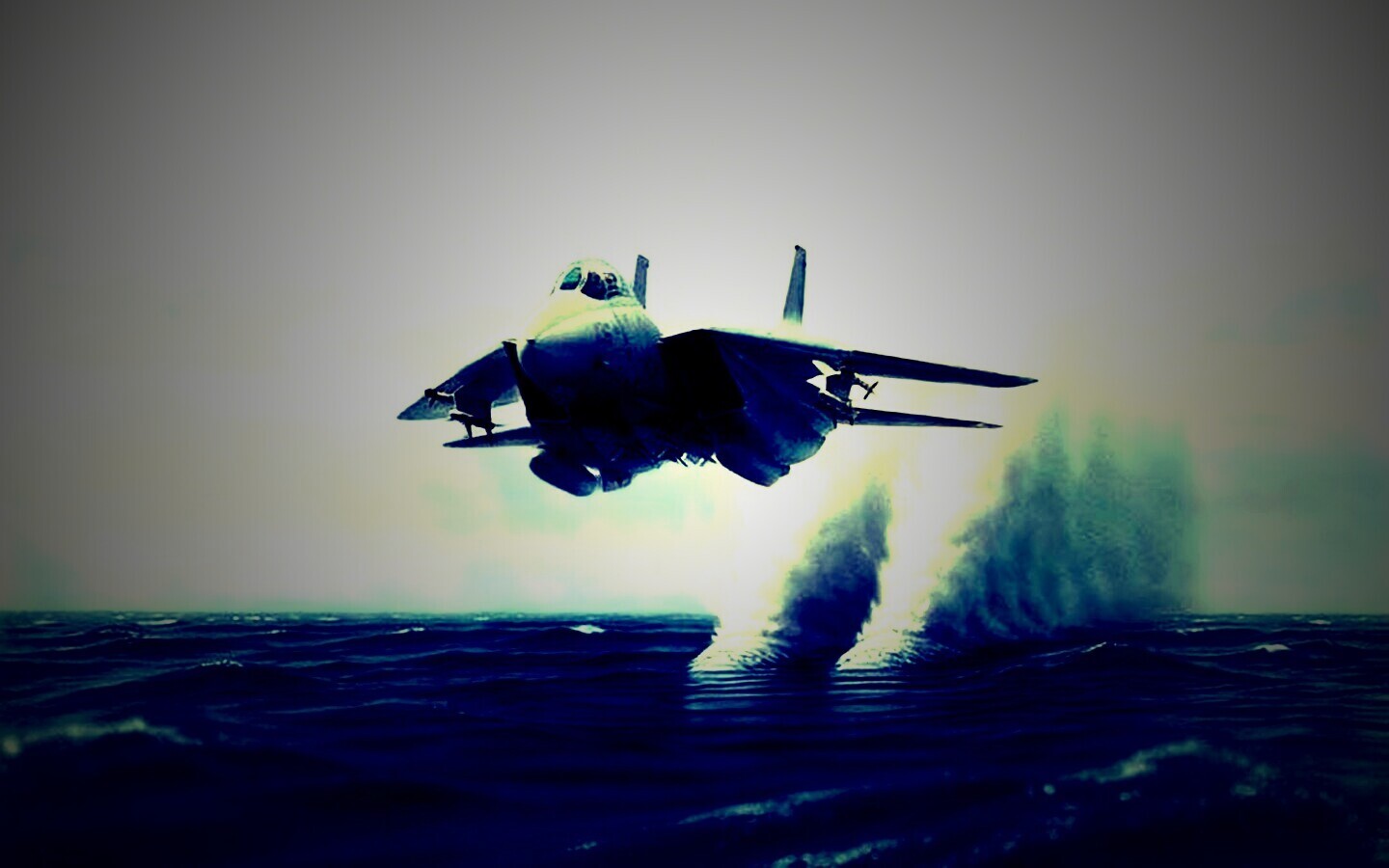 Истребитель над водой обои
