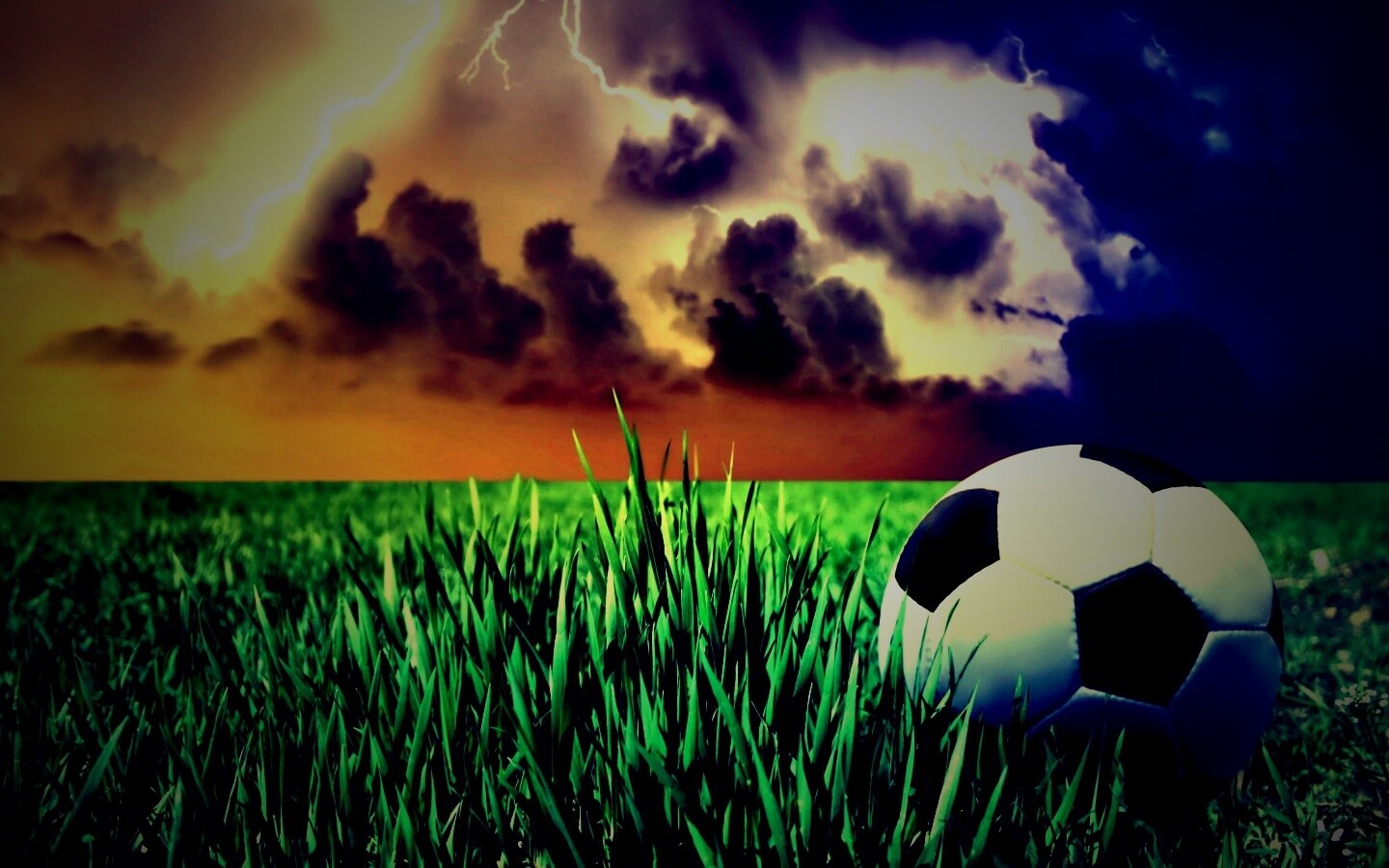 Футбольный мяч на газоне обои