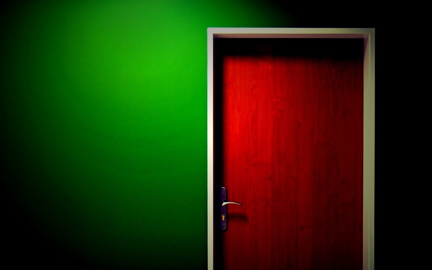 Дверь в стене обои