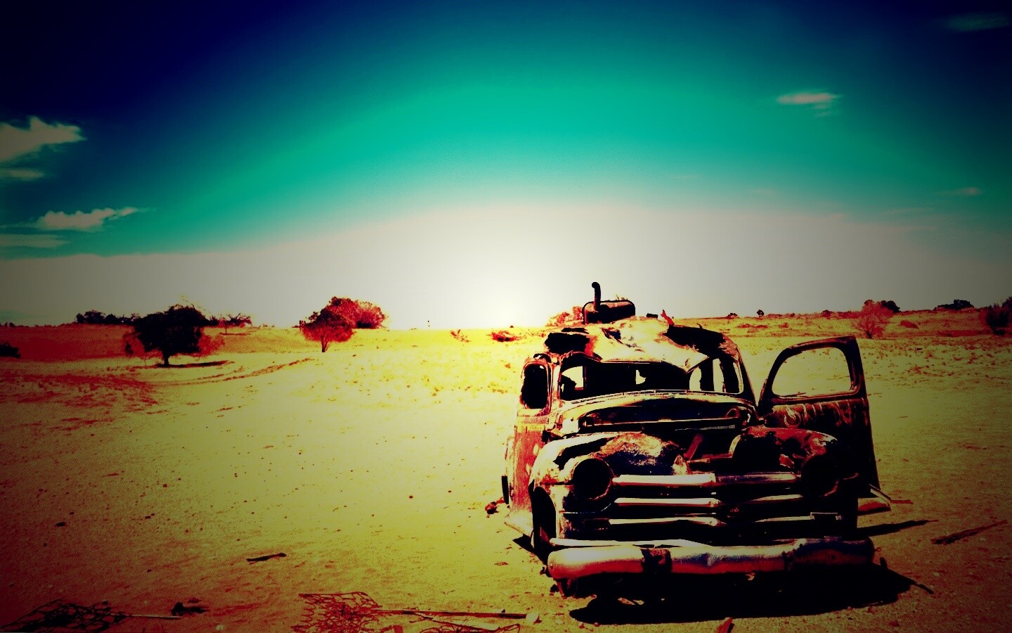 Брошенная в пустыне машина обои