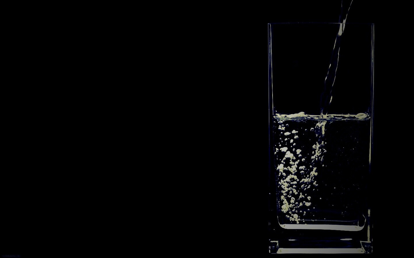Вода в стакане обои