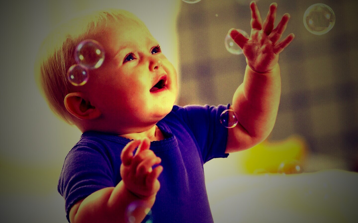 Игра с мыльными пузырями обои