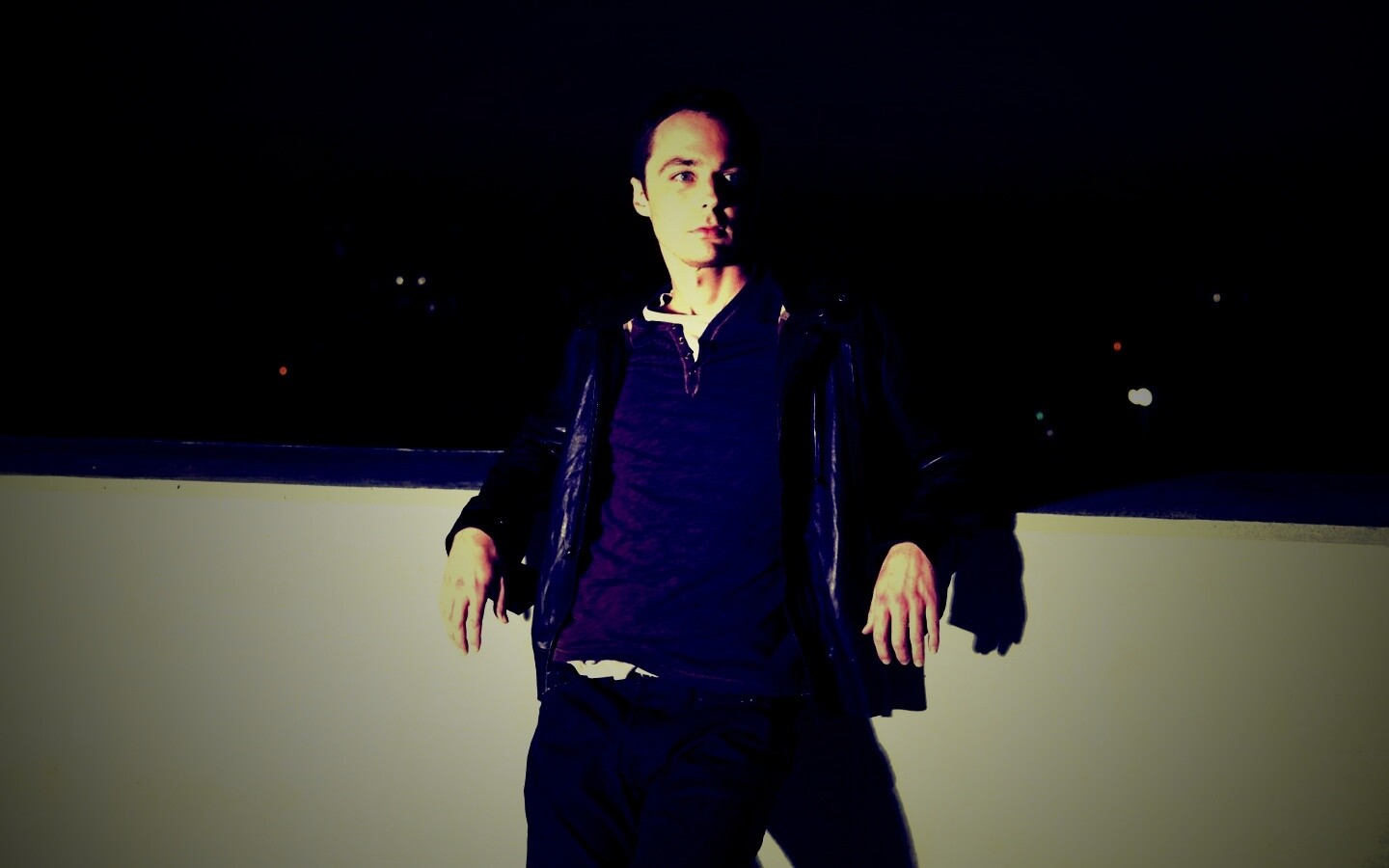 Джим Парсонс на балконе обои