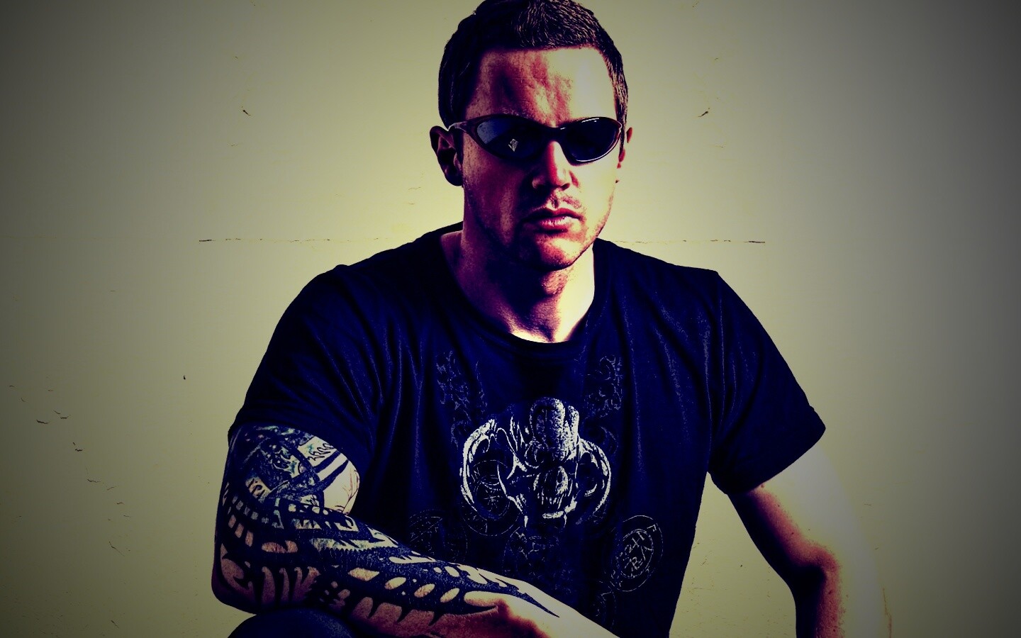 Парень с татуировкой обои