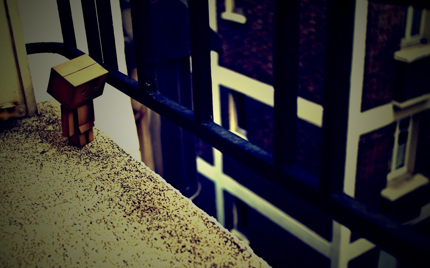 Грустный картонный человечек обои