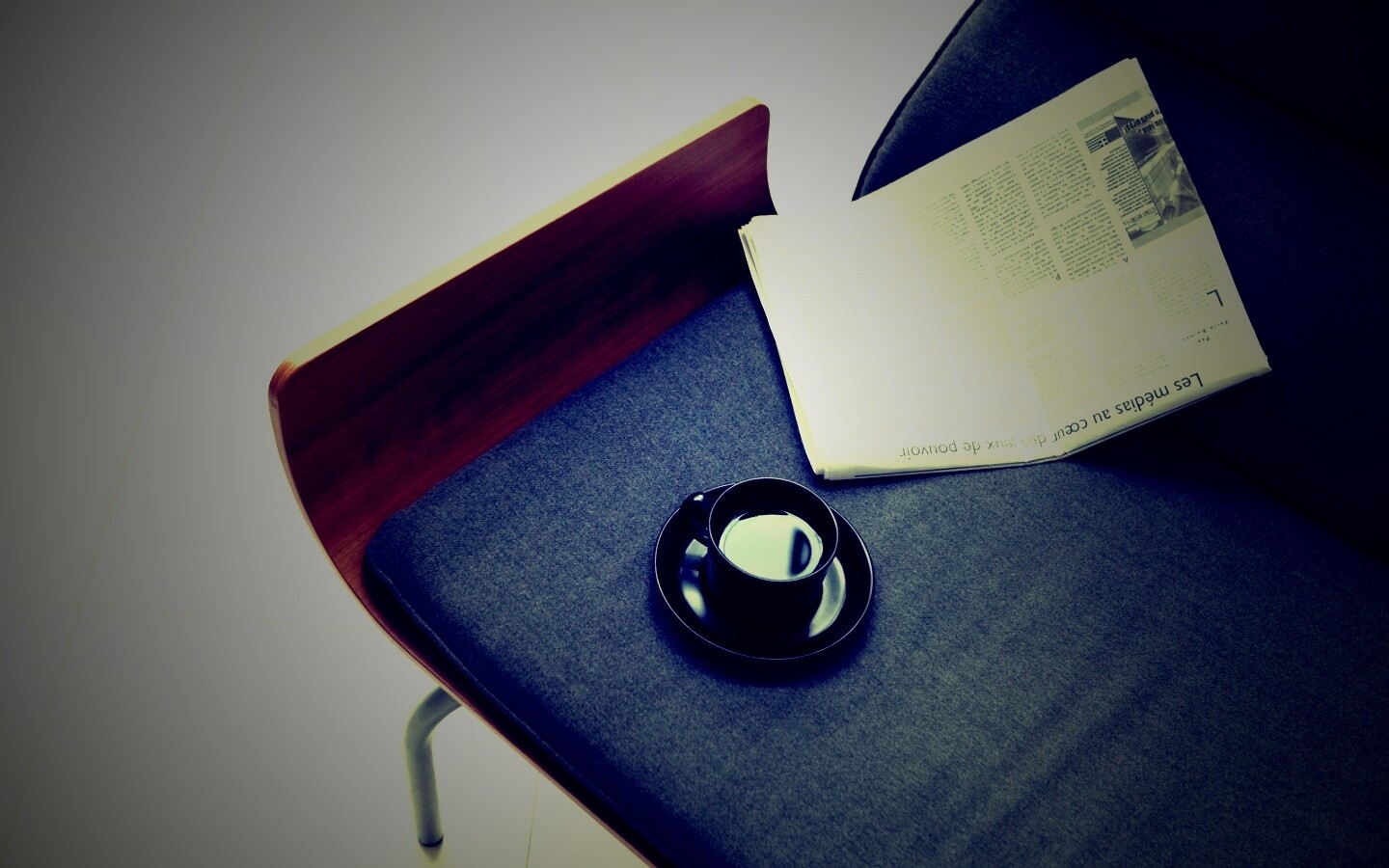 Кофе на стуле обои