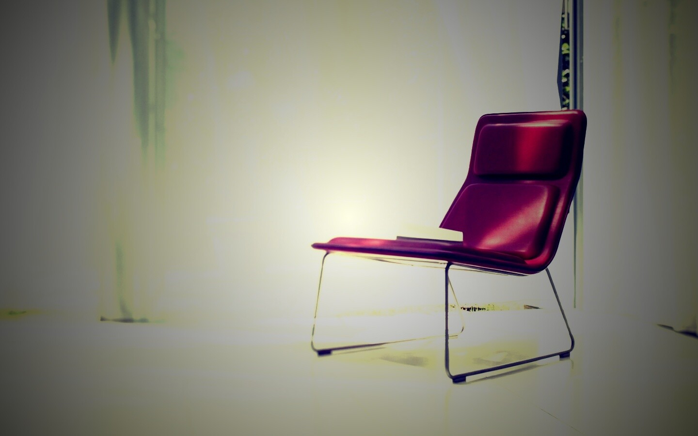 Стул перед занавеской обои