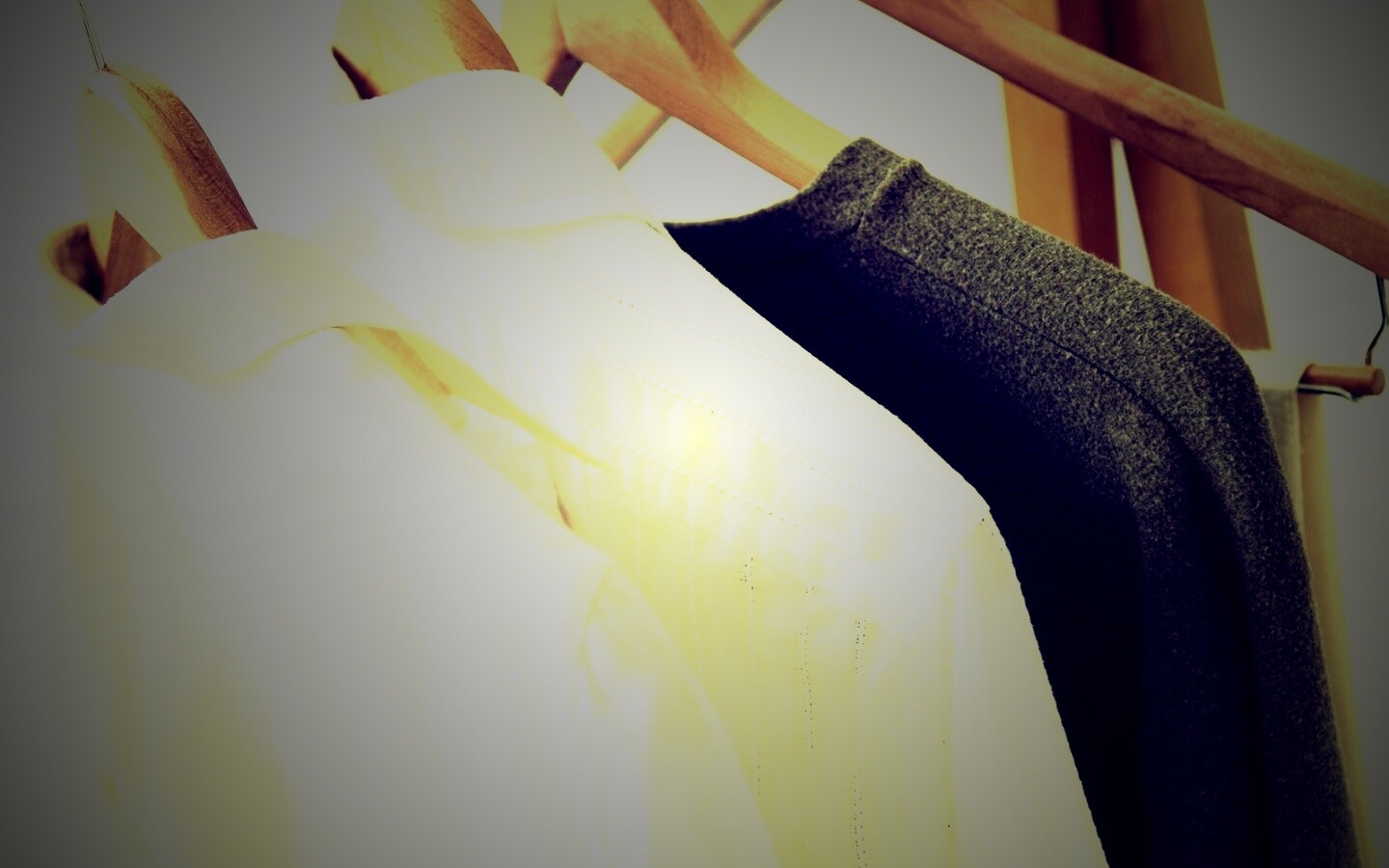 Вещи на вешалке обои