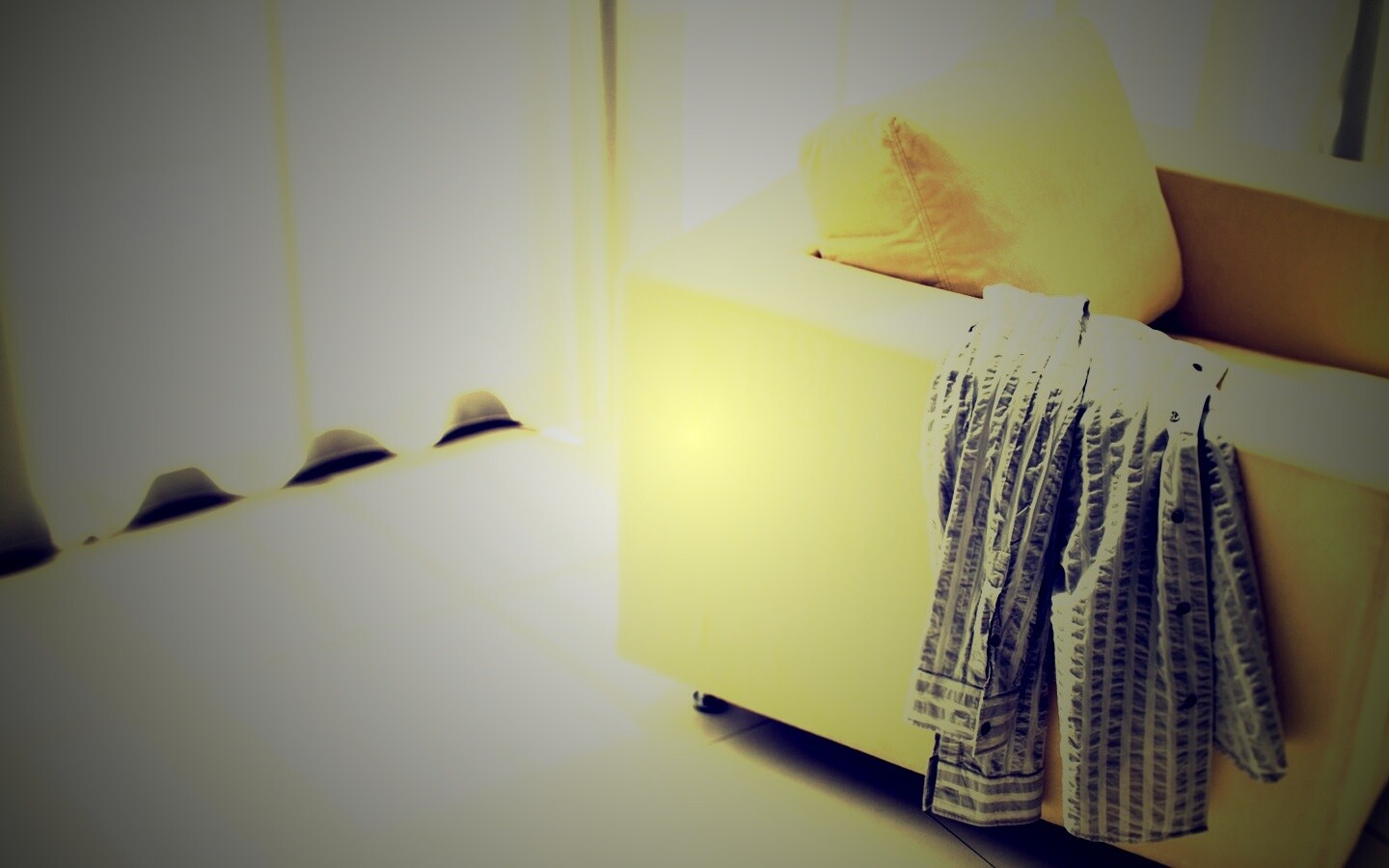 Рубашка на кресле обои