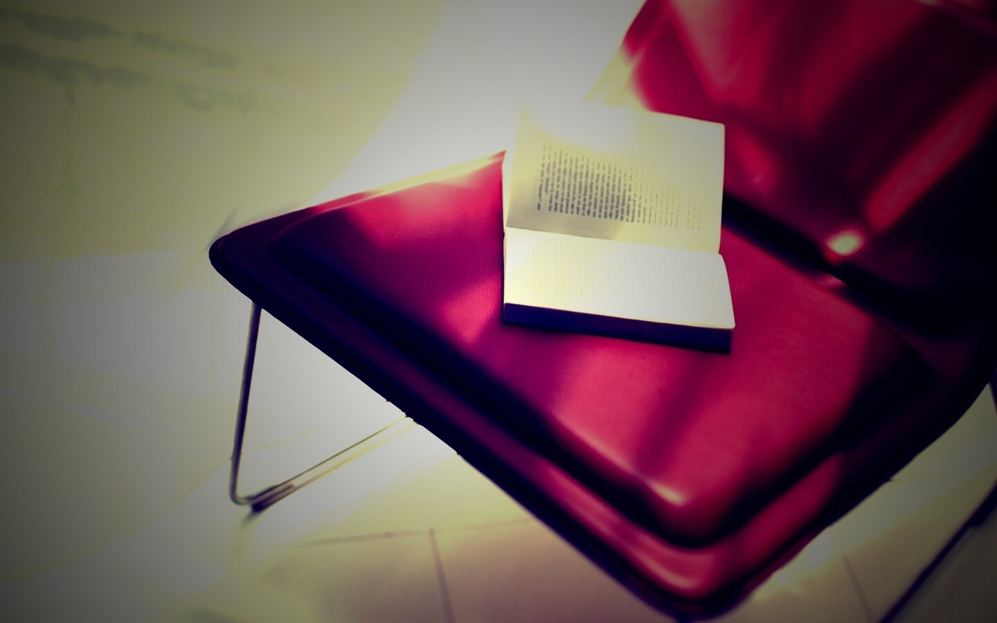 Книга на стуле обои