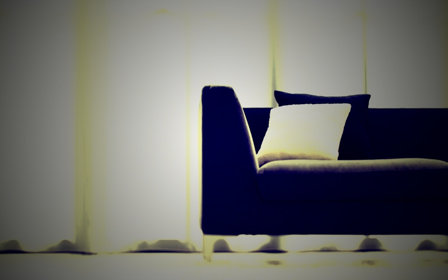 Диван с черной и белой подушками обои