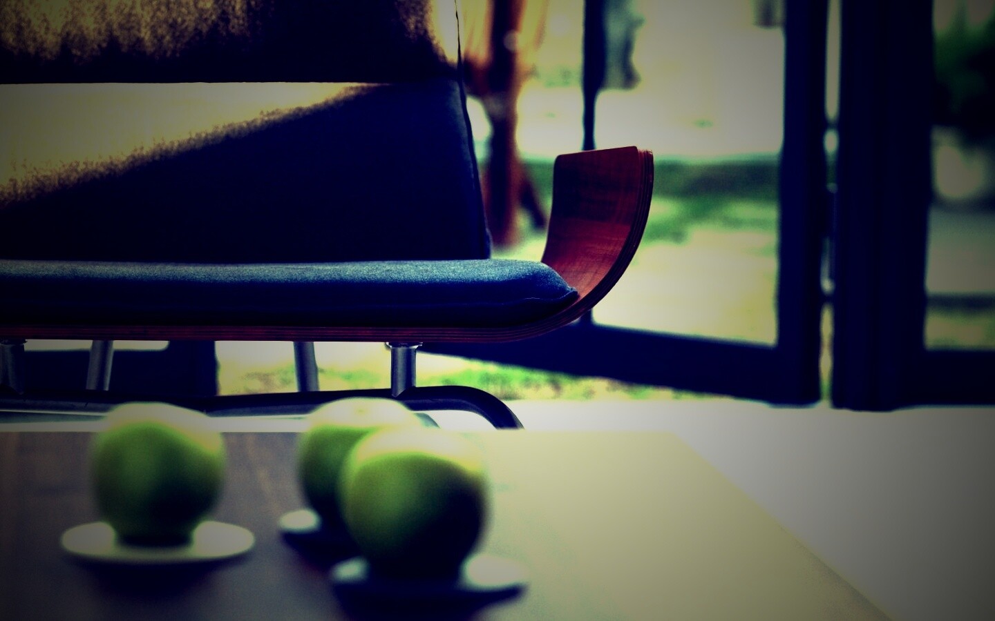 Яблоки на столе обои