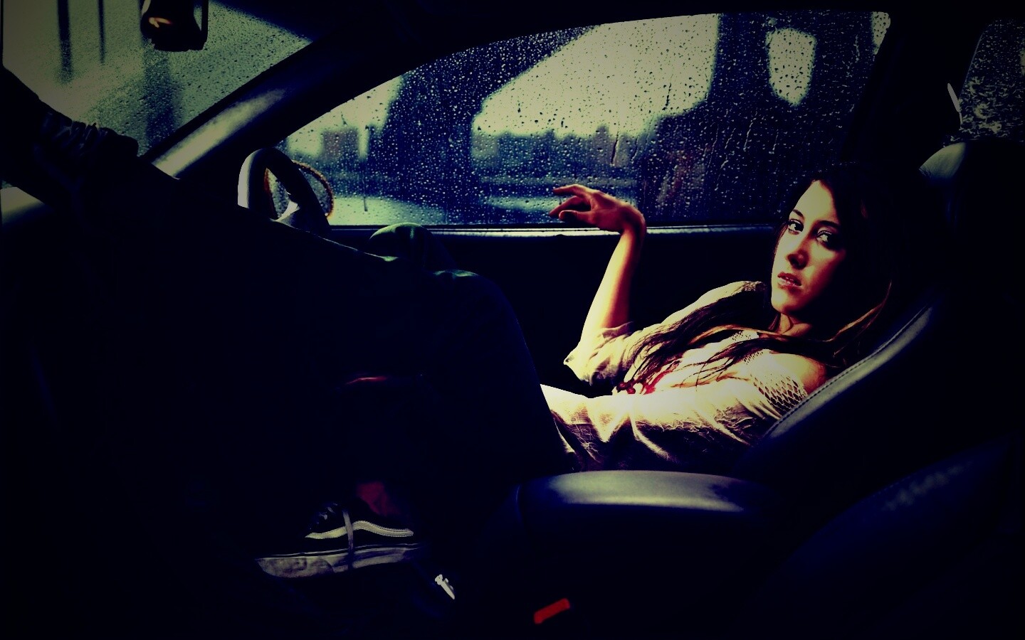 Девушка в автомобиле обои