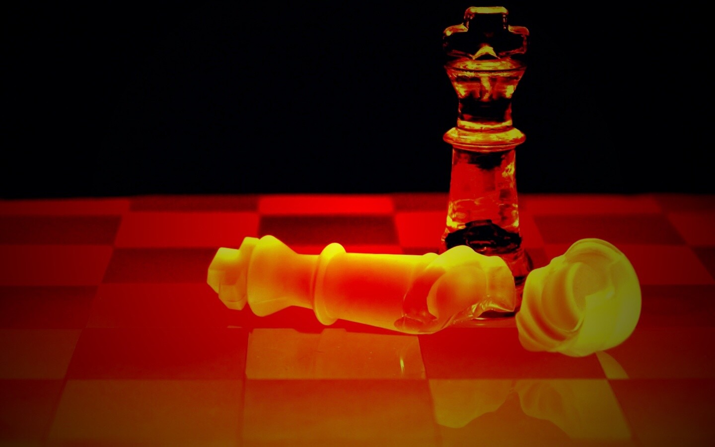 Две шахматных фигуры обои