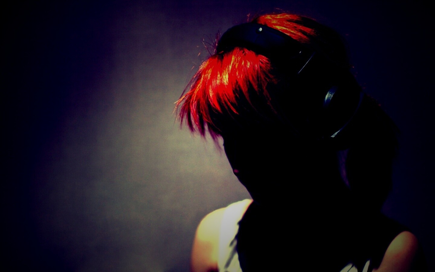 Рыжая в наушниках обои