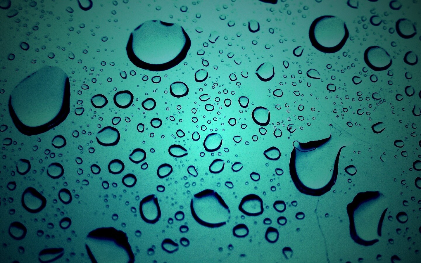 Капли воды на синем стекле обои