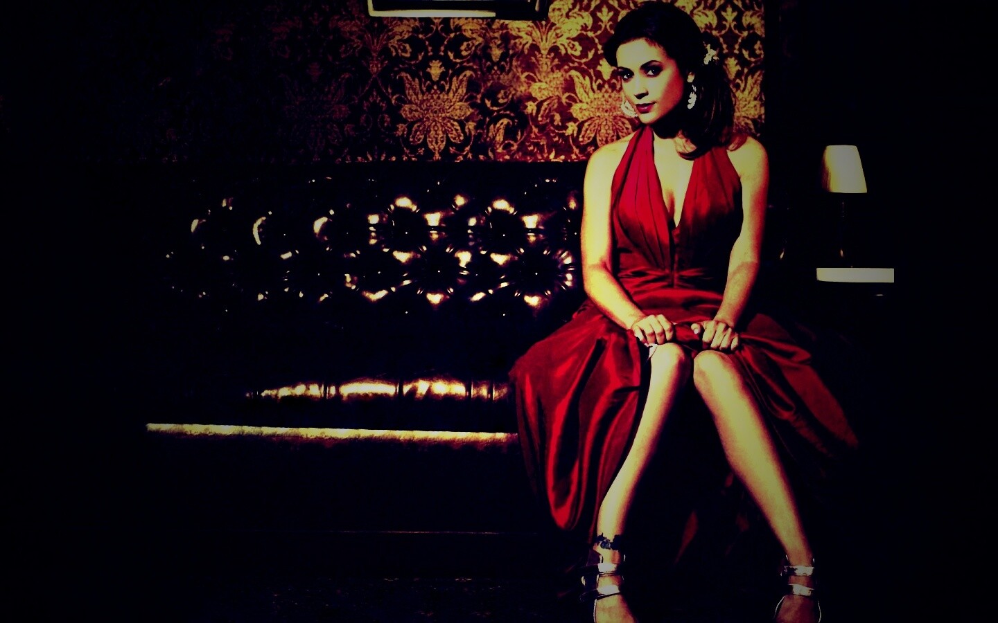 Алиса Милано в роскошном интерьере обои