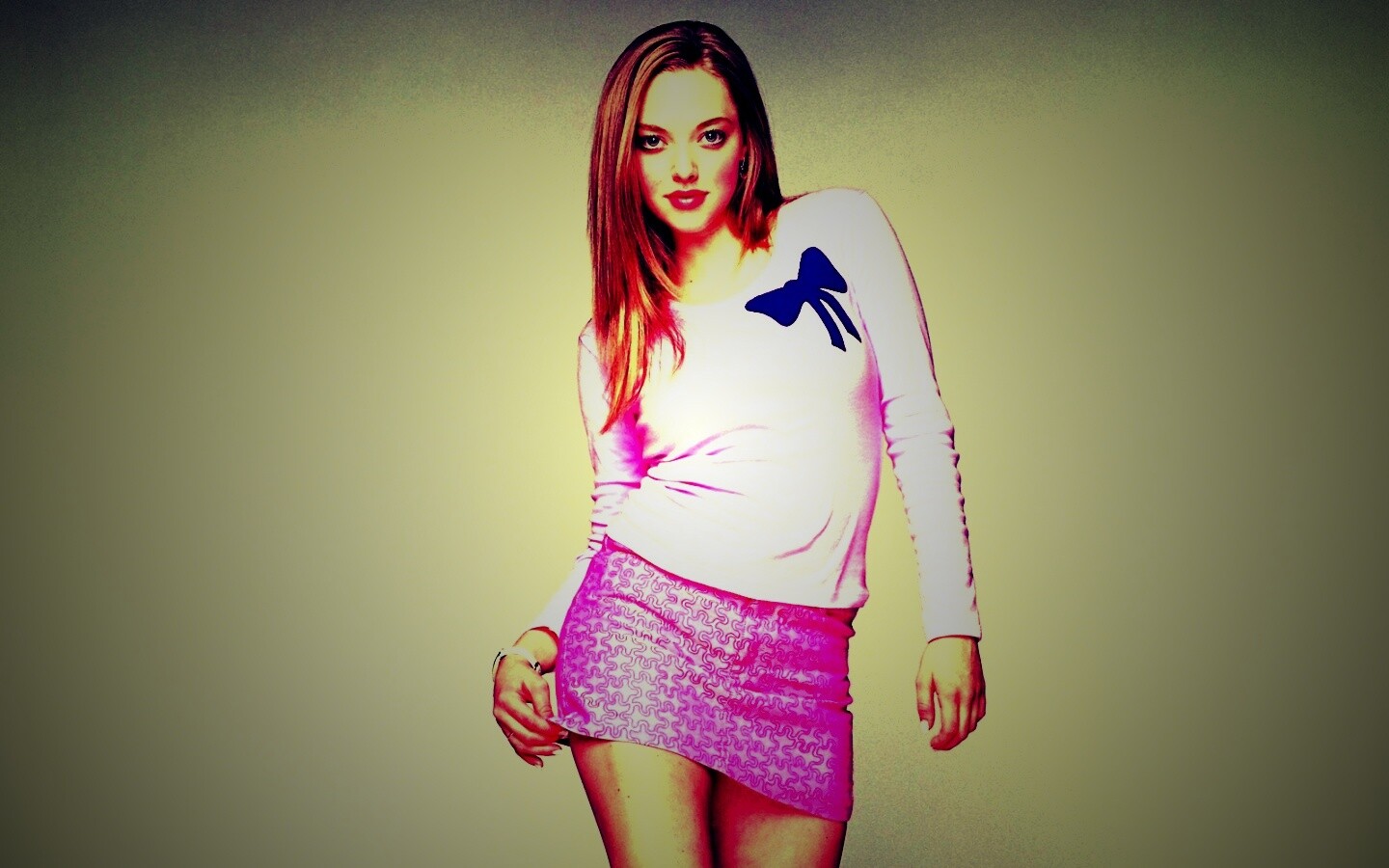 Аманда Сейфрид в розовом обои