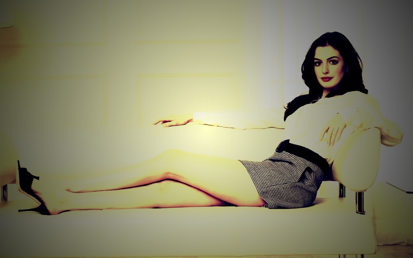 Энн Хетевей на диване обои