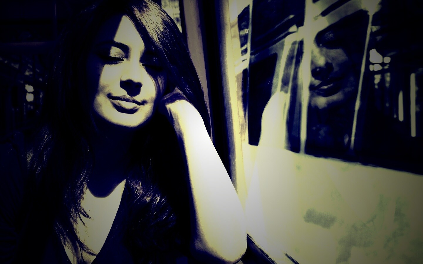 Девушка с закрытыми глазами в электричке обои