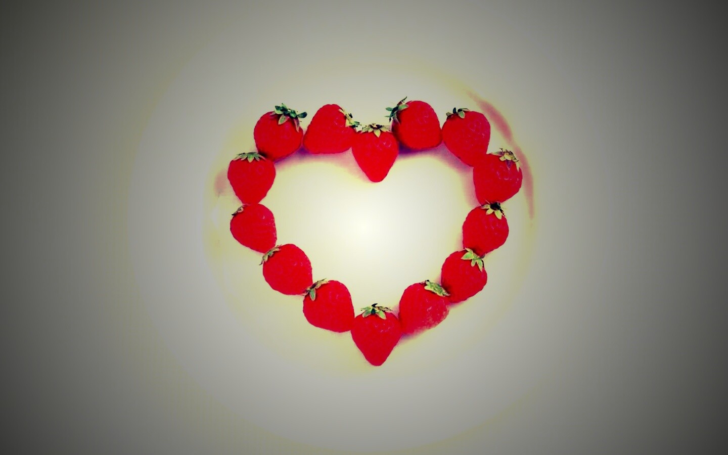 Тарелка с сердечком из клубники обои