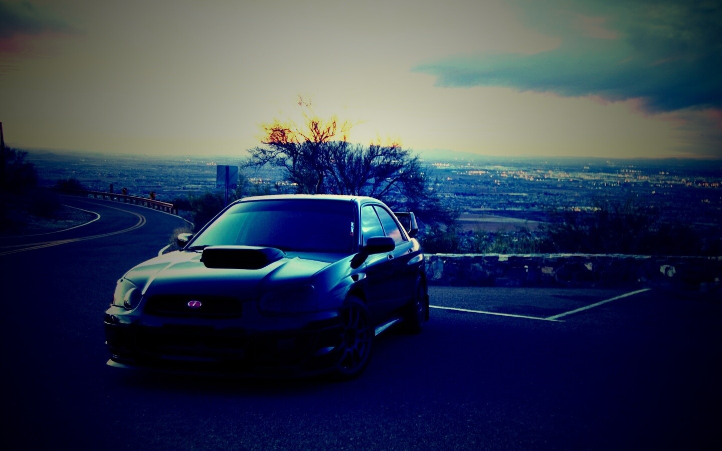 Субару на смотровой алощадке в горах обои