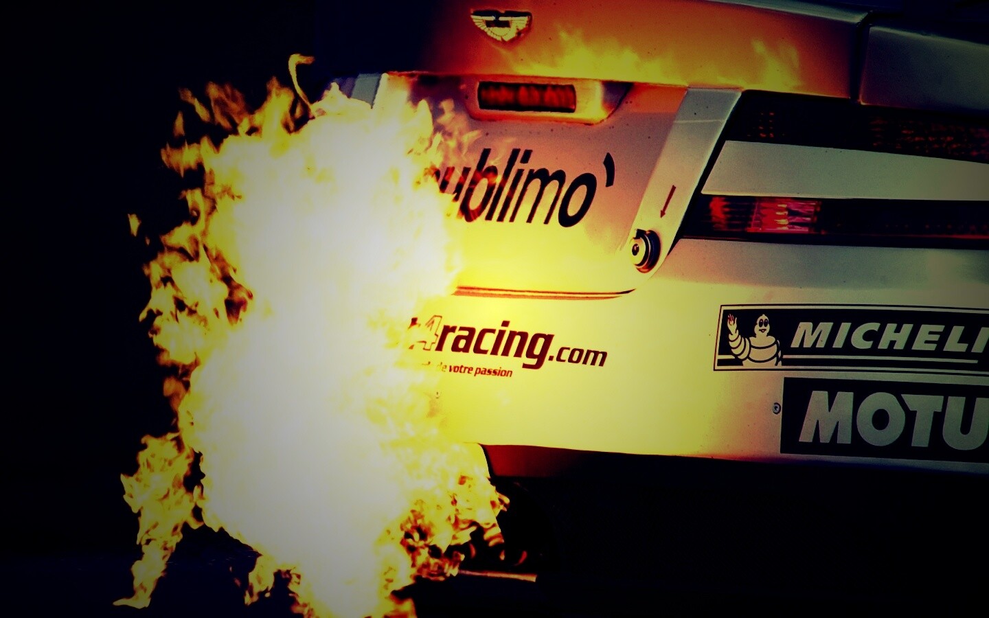 Огонь из выхлопной трубы гоночного Aston Martin обои