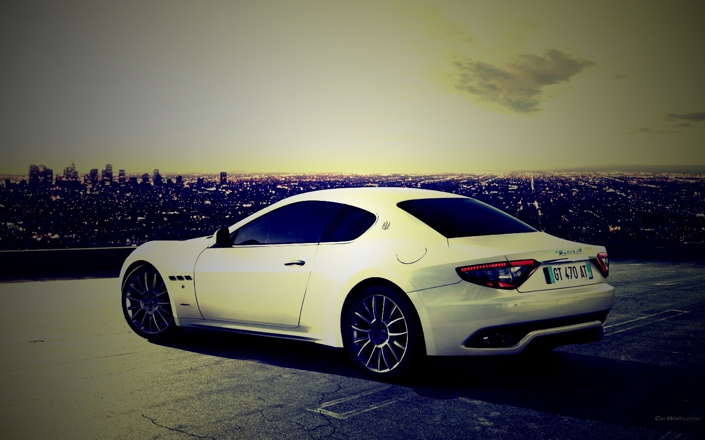 Maserati Granturismo на фоне города обои