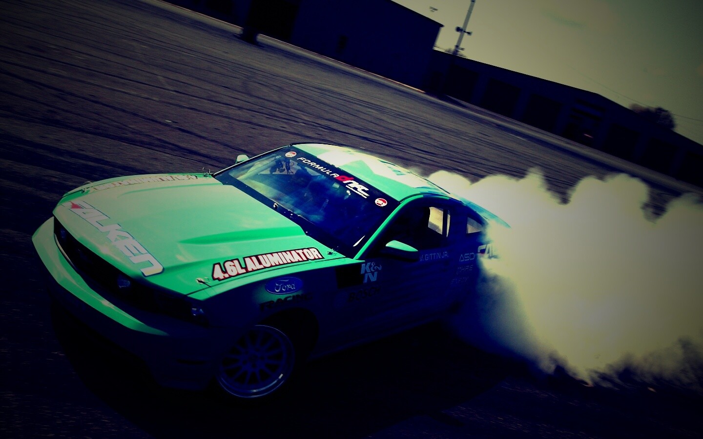 Мустанг дрифтует обои