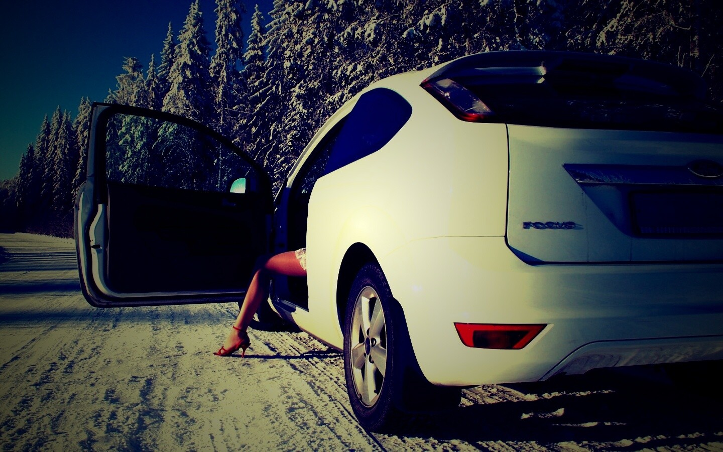 Девушка выходит из Ford Focus обои