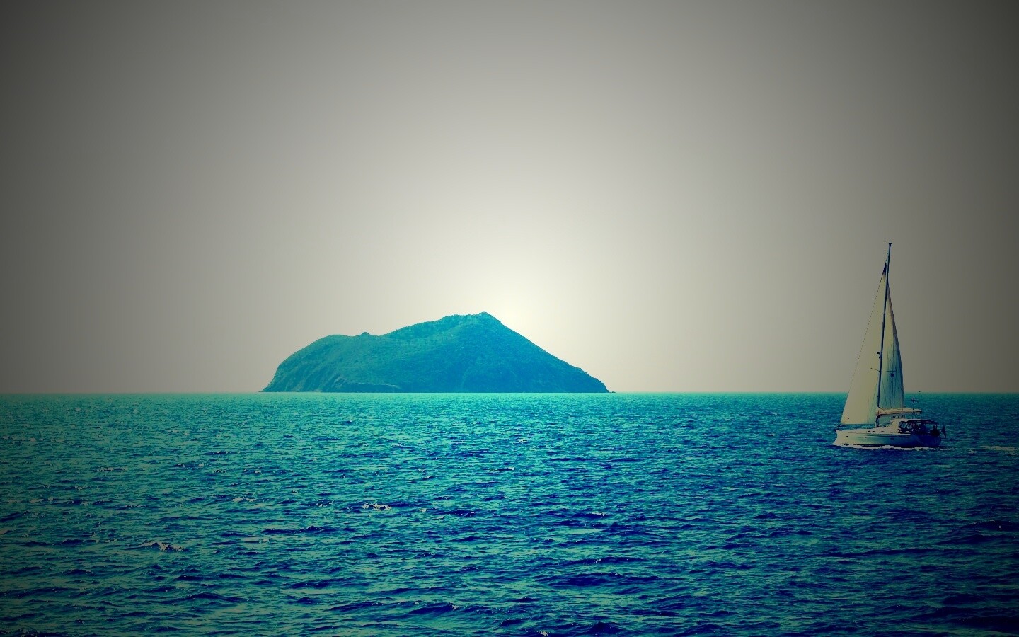 Яхта в море обои