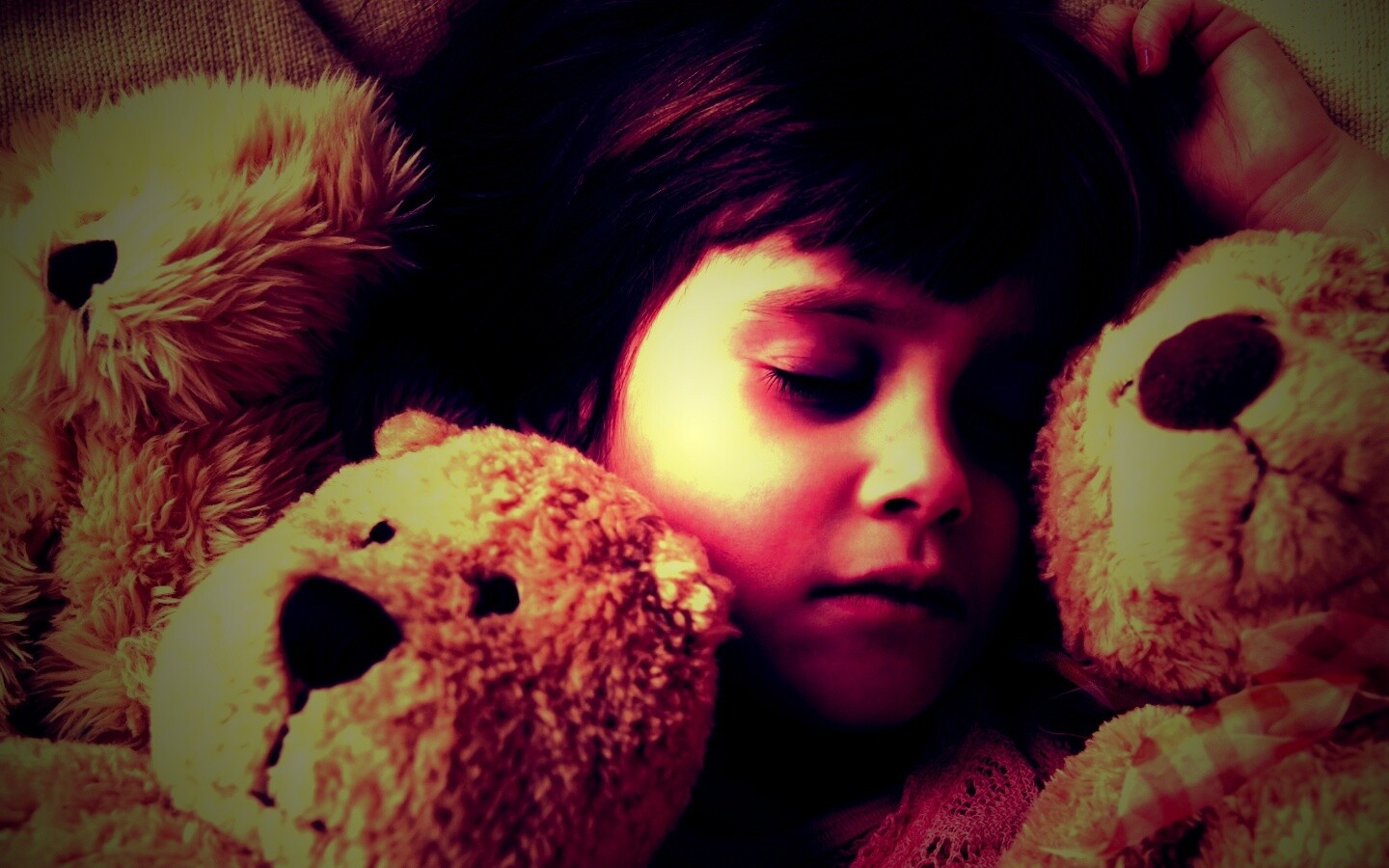 Девочка спит с мишками в обнимку обои