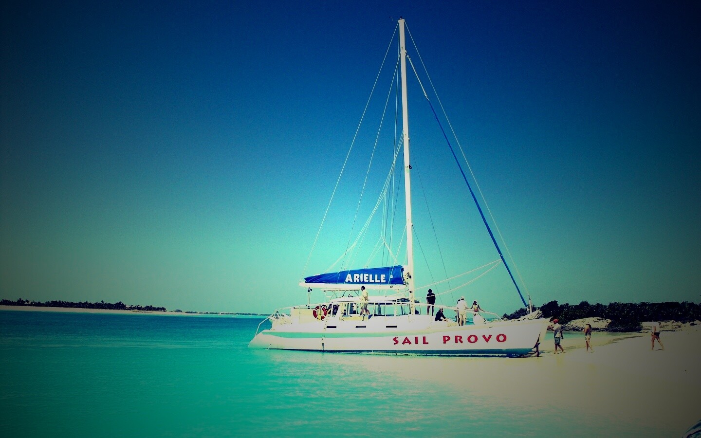 Яхта в голубой лагуне обои