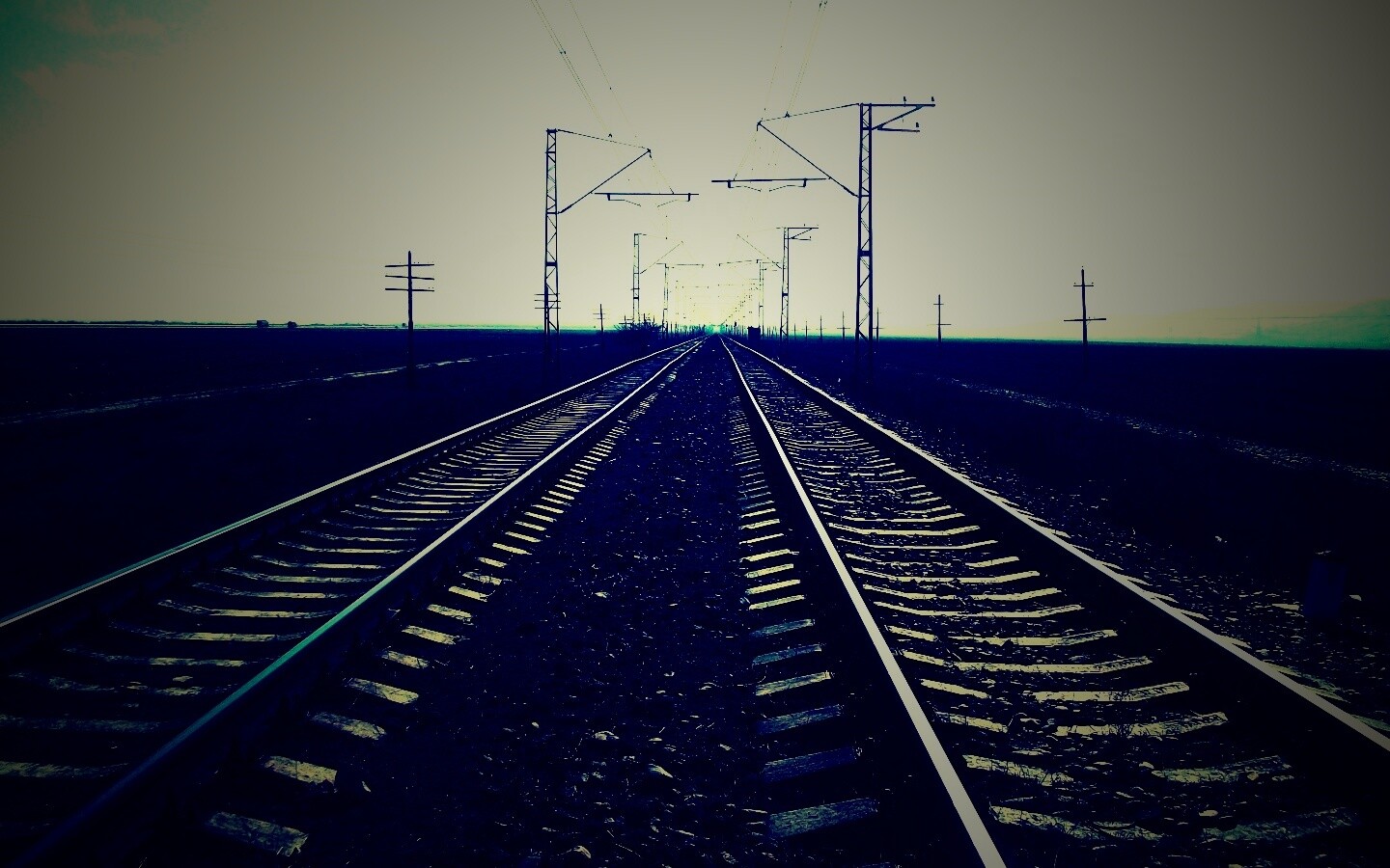 Железная дорога уходит вдаль обои