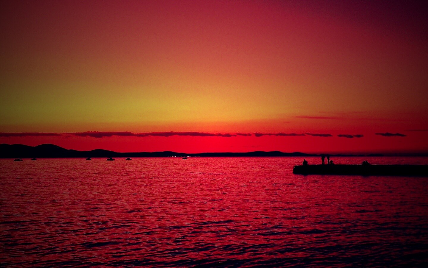 Одинокая пристань на озере обои