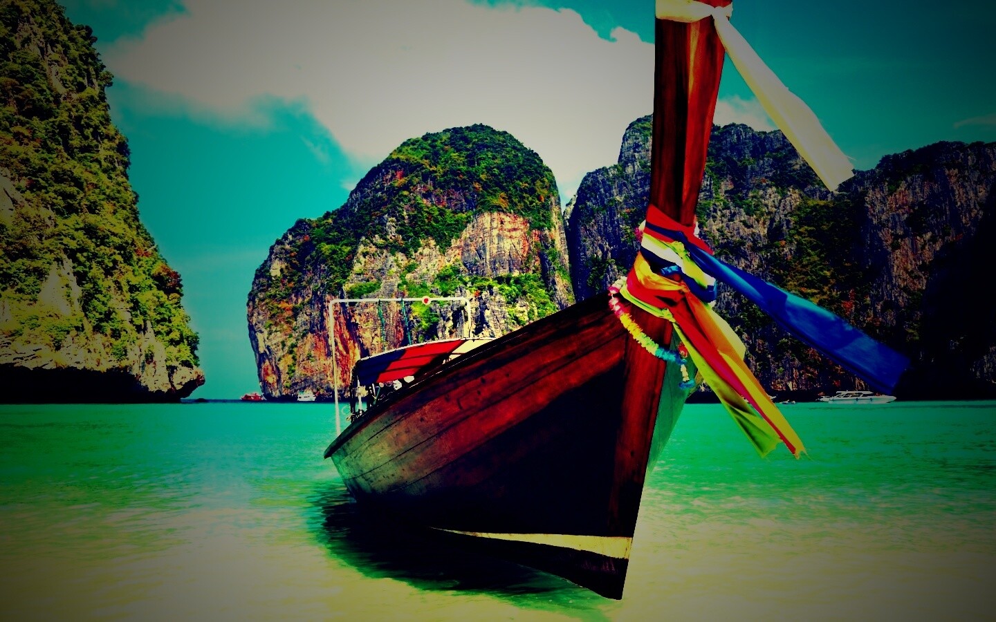 Лодка в райских водах обои