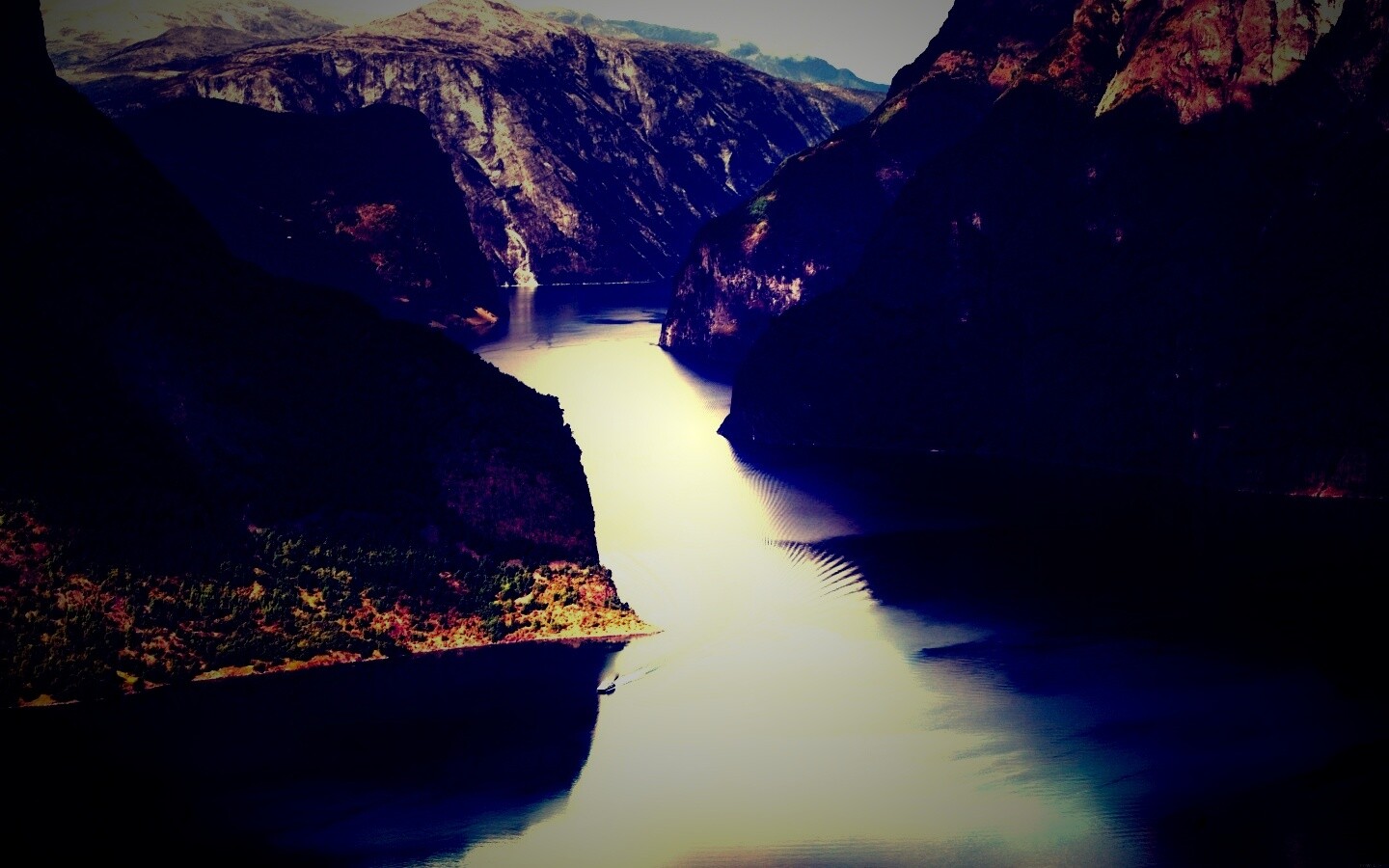 Лодка на реке среди высоких гор обои